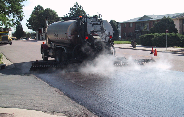 Chip Seal - покрытие для асфальта, которое состоит из слоя битумного вяжущего (горячего или эмульсионного) со слоем заполнителя.